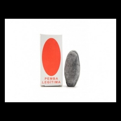 Sabonete cinzento com embalagem branca e vermelho com texto 'PEMBA LEGÍTIMA'
