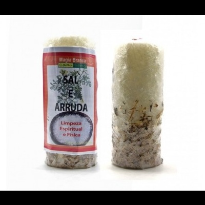 Dois frascos com sal de arruda, um com etiqueta vermelha e texto, outro sem etiqueta.