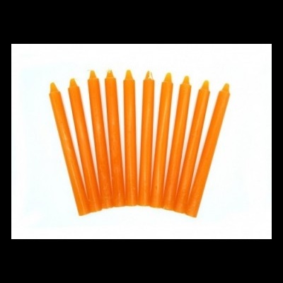 Dez velas finas laranja alinhadas em fundo branco.