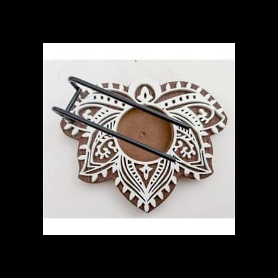 Incensário de cerâmica em forma de flor com padrão branco e suporte metálico preto