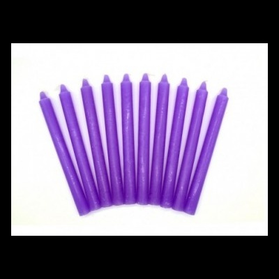 Dez velas finas roxas em leque sobre fundo branco