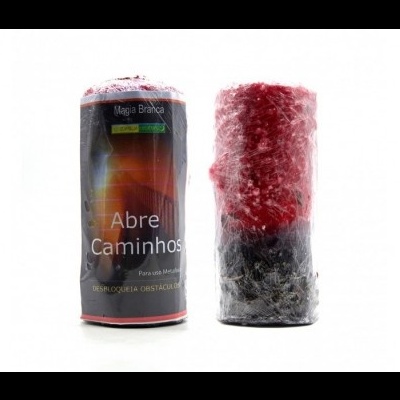 Dois velas cilíndricas vermelhas e pretas, uma embalada com etiqueta preta com texto em português