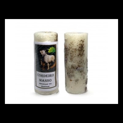 Dois velas brancas com etiqueta de ovelha e texto CORDEIRO MANSO