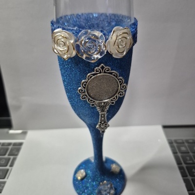 Taça de vidro azul decorada com glitter e flores prateadas