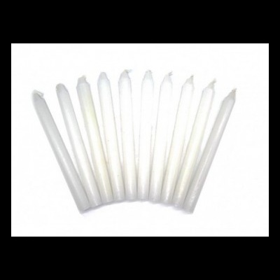 Dez velas brancas cónicas feitas de cera