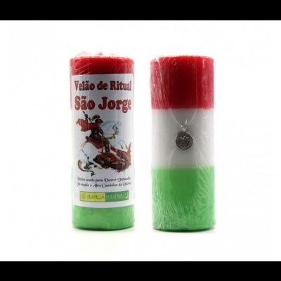 Velas de ritual São Jorge em vermelho, branco e verde, uma com etiqueta ilustrada e texto.