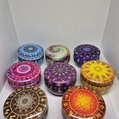 Oito caixas redondas com padrões astrológicos coloridos