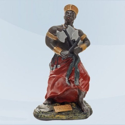 Estátua decorativa homem tradicional saia vermelha e acessórios dourados