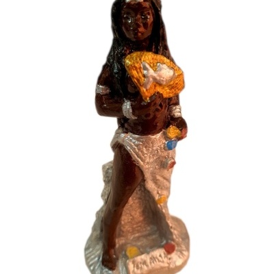 Figurino de mulher em resina com leque amarelo e saia branca colorida