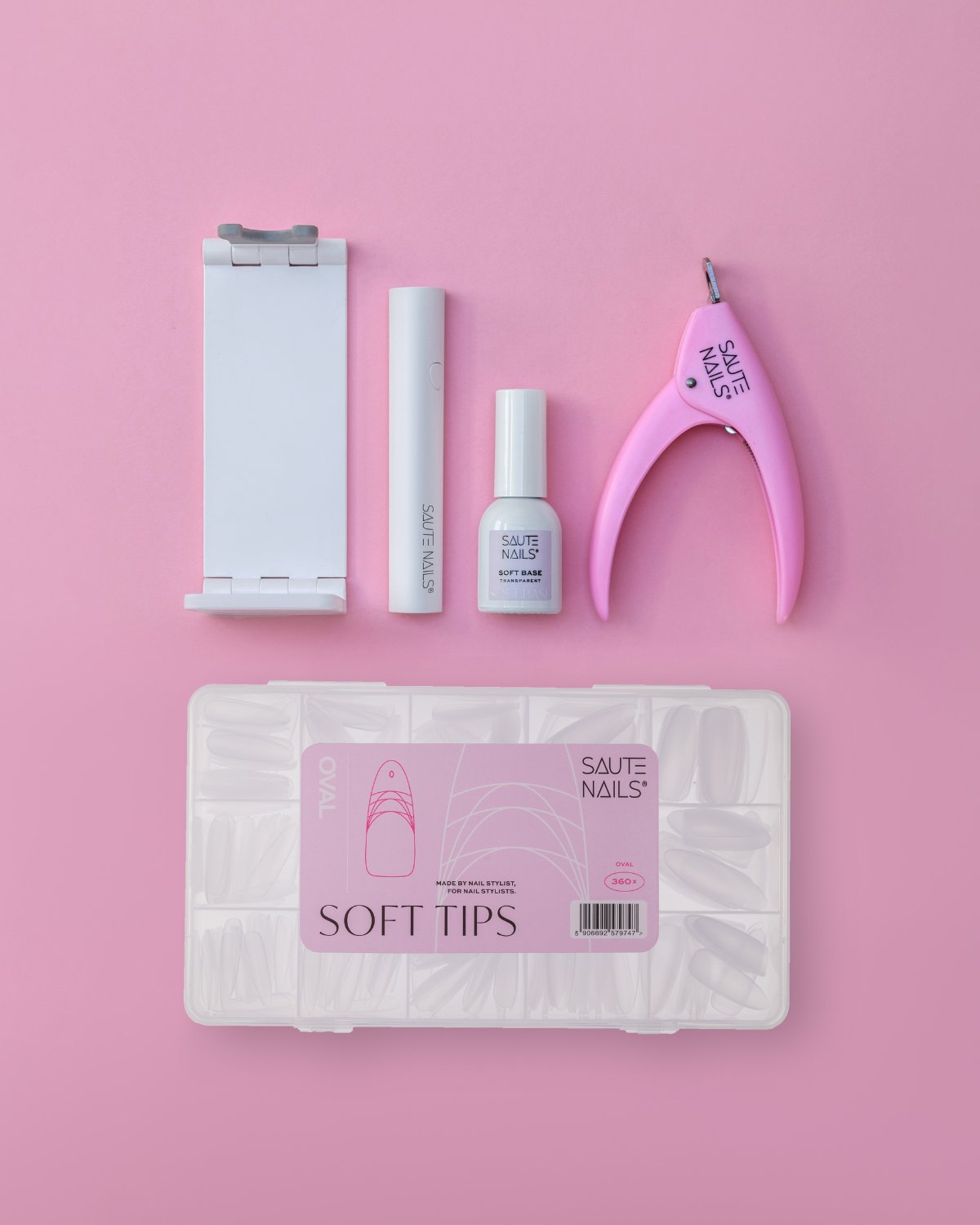 Conjunto Completo Soft Tips System - Square 360x Kit de manicure com esmalte, aplicador, cortador e unhas postiças em fundo rosa