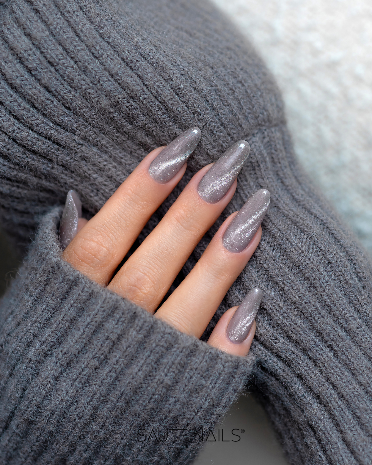 Verniz Gel Saute Nails Cateye Effect E16 (Cinzento com Brilho Prata) Verniz Gel Saute Nails Cateye Effect E16 (Cinzento com Brilho Prata)