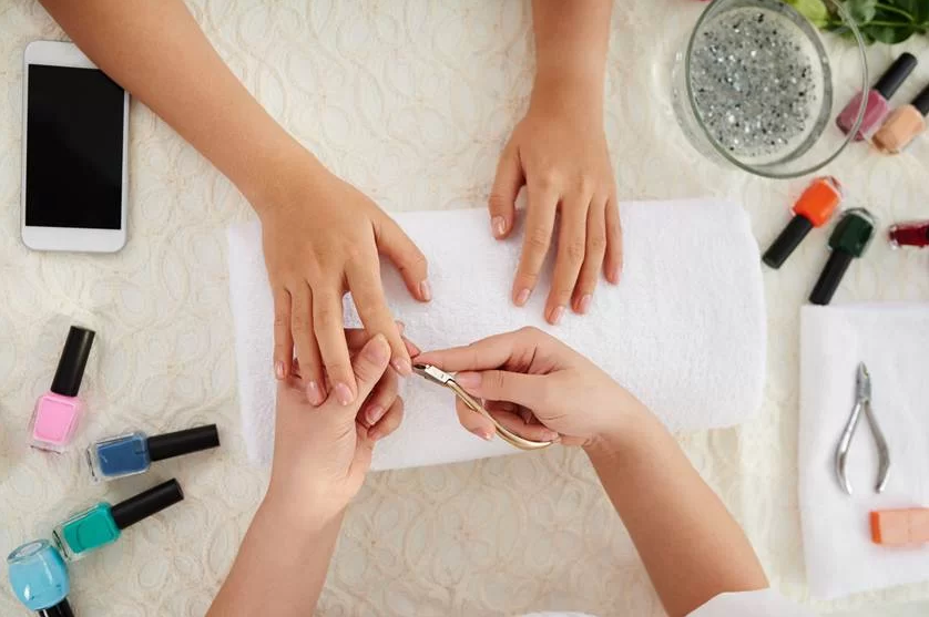 Os 10 erros mais comuns das manicures que deve evitar
