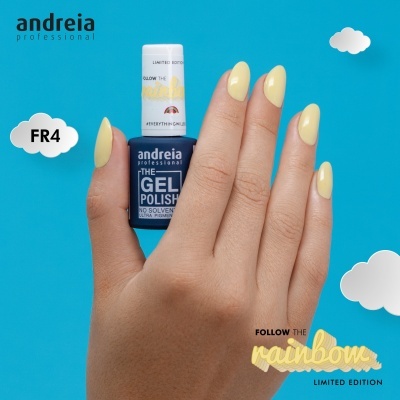 Frasco de verniz gel azul segurado por mão com unhas amarelas, fundo azul com nuvens e texto promocional.