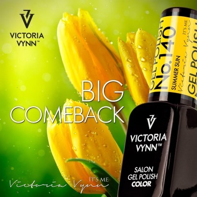 Frasco de verniz gel preto com tampa amarela da Victoria Vynn, com flores amarelas ao fundo.