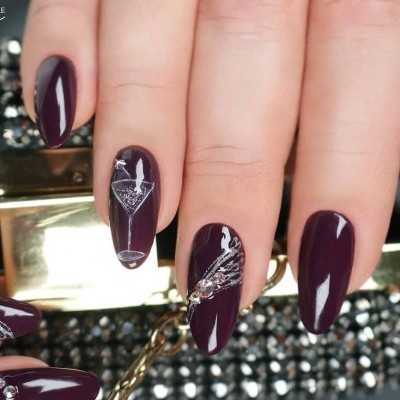 Unhas pintadas de roxo escuro com decoração de cocktail e glitter prateado