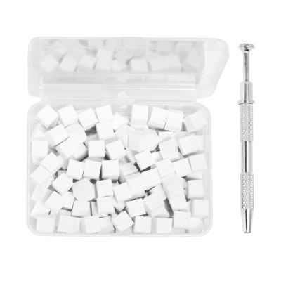 Pequenas esponjas brancas numa caixa transparente com ferramenta metálica ao lado