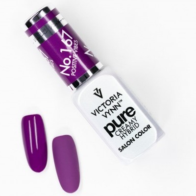 Frasco de verniz de unhas Victoria Vynn Pure Creamy Hybrid com amostras de cor roxa