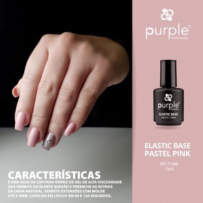 Mão com unhas rosa pastel e glitter ao lado de frasco preto de verniz gel purple