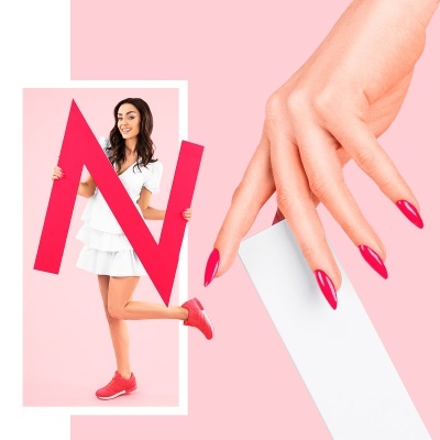 Mulher com vestido branco segurando letra N vermelha e mão com unhas vermelhas segurando tira branca