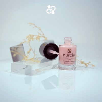 Verniz de unhas rosa claro da marca purple com pincel e base decorativa