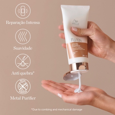 Tubo de creme Wella Fusion a ser espremido na mão contra fundo bege