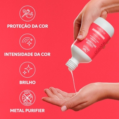 Frasco de produto líquido com texto em português e mãos segurando o produto
