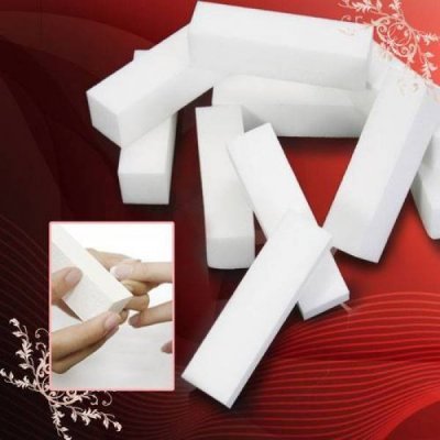 Blocos brancos para lixar unhas sobre fundo vermelho com padrão ondulado e detalhes florais