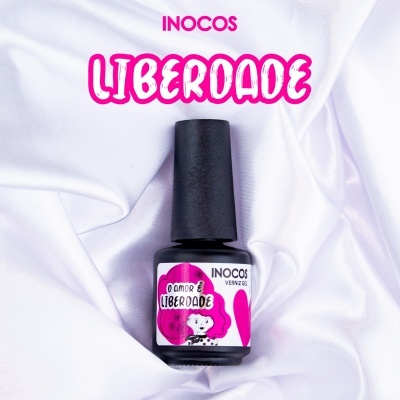 Frasco de verniz para unhas INOCOS com rótulo colorido sobre tecido branco