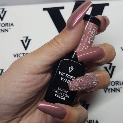 Frascos de verniz gel pretos e rosa com unhas pintadas rosas e brilhantes
