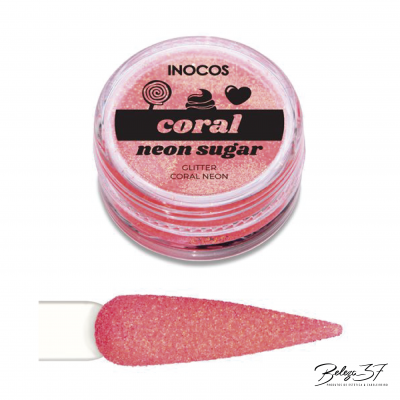 Pote de glitter coral neon da marca Inocos com amostra da cor aplicada.