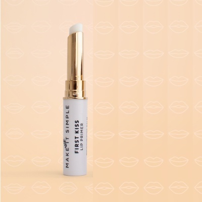 Bálsamo labial em embalagem branca com tampa dourada e texto preto