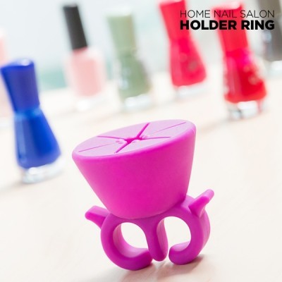 anel suporte rosa para verniz de unhas com frascos de verniz coloridos ao fundo