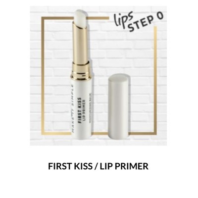 Batom primer branco para lábios com tampa prateada e detalhe dourado em fundo branco.