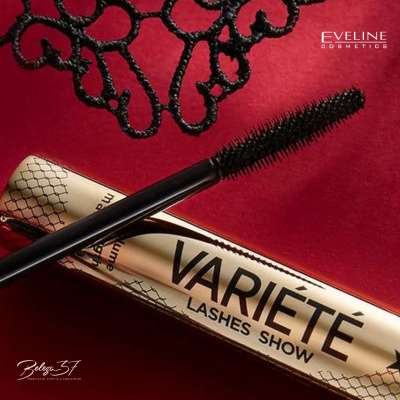 Máscara de pestanas VARIÉTÉ LASHES SHOW com aplicador sobre fundo vermelho e renda preta