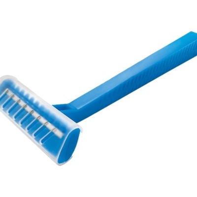 aparelho de barbear descartável azul com lâminas protegidas
