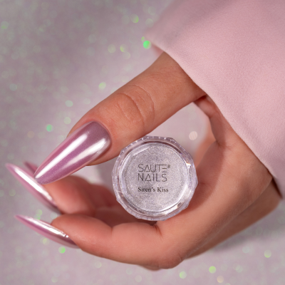 Saute Nails Styling Powder Siren's Kiss 3g - um brilho metálico prateado e fresco