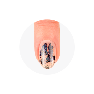 Unha com verniz decorativo em padrões pretos e cinzentos metálicos sobre base nude