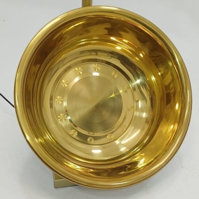 Taça dourada polida com decoração de estrelas no interior