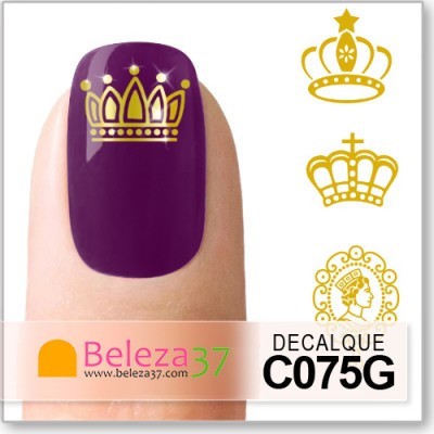 Unha decorada com decalques de coroas douradas sobre verniz roxo