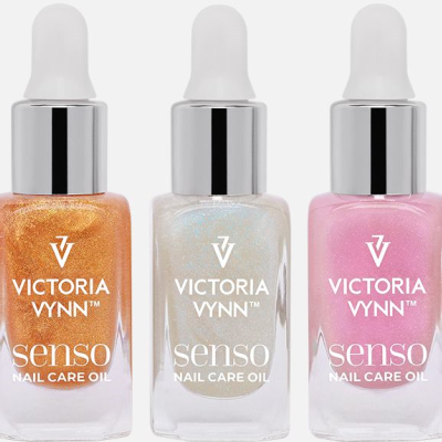 Três frascos de óleo para unhas Victoria Vynn nas cores laranja, branco e rosa.
