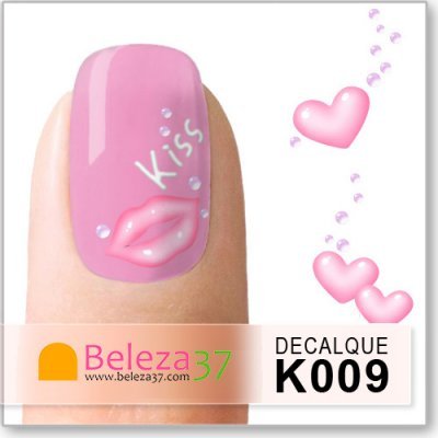 Unha com decoração de lábios rosa e palavra Kiss com pérolas e corações rosa ao lado