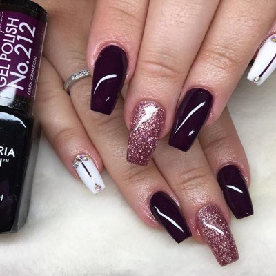 Unhas com verniz gel roxo, glitter rosa e branco com pedras decorativas