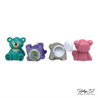 Quatro figuras de urso de várias cores em fundo branco, uma aberta revelando compartimento interno.