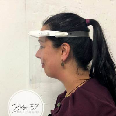 Mulher com máscara facial transparente de proteção e suporte branco ajustável