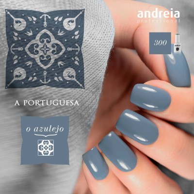 Unhas com verniz azul cinzento brilhante, padrão em tecido e texto da marca Andreia Professional.