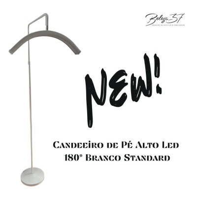 Candeeiro de pé alto LED prata com cúpula curva e texto promocional em fundo branco