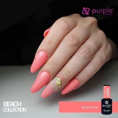 Mãos com unhas pintadas de cor pêssego e anel decorativo verde e amarelo, frasco de verniz gel preto e rosa da Purple com texto BEACH TIME.