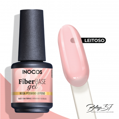 Frasco de gel base para unhas INOCOS rosa pêssego leitoso com amostra da cor numa unha artificial