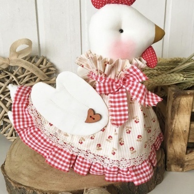 Boneco de galinha decorativa em tecido com vestido floral e renda