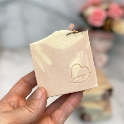 Sabonete quadrado creme e rosa claro com símbolo de coração e folha